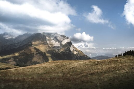 Photo des Aravis en Automne pour la Ferme des Vonezins, magnifique restaurant d'alpage, à Thones. Blue1310 Photographe à Annecy en Haute Savoie