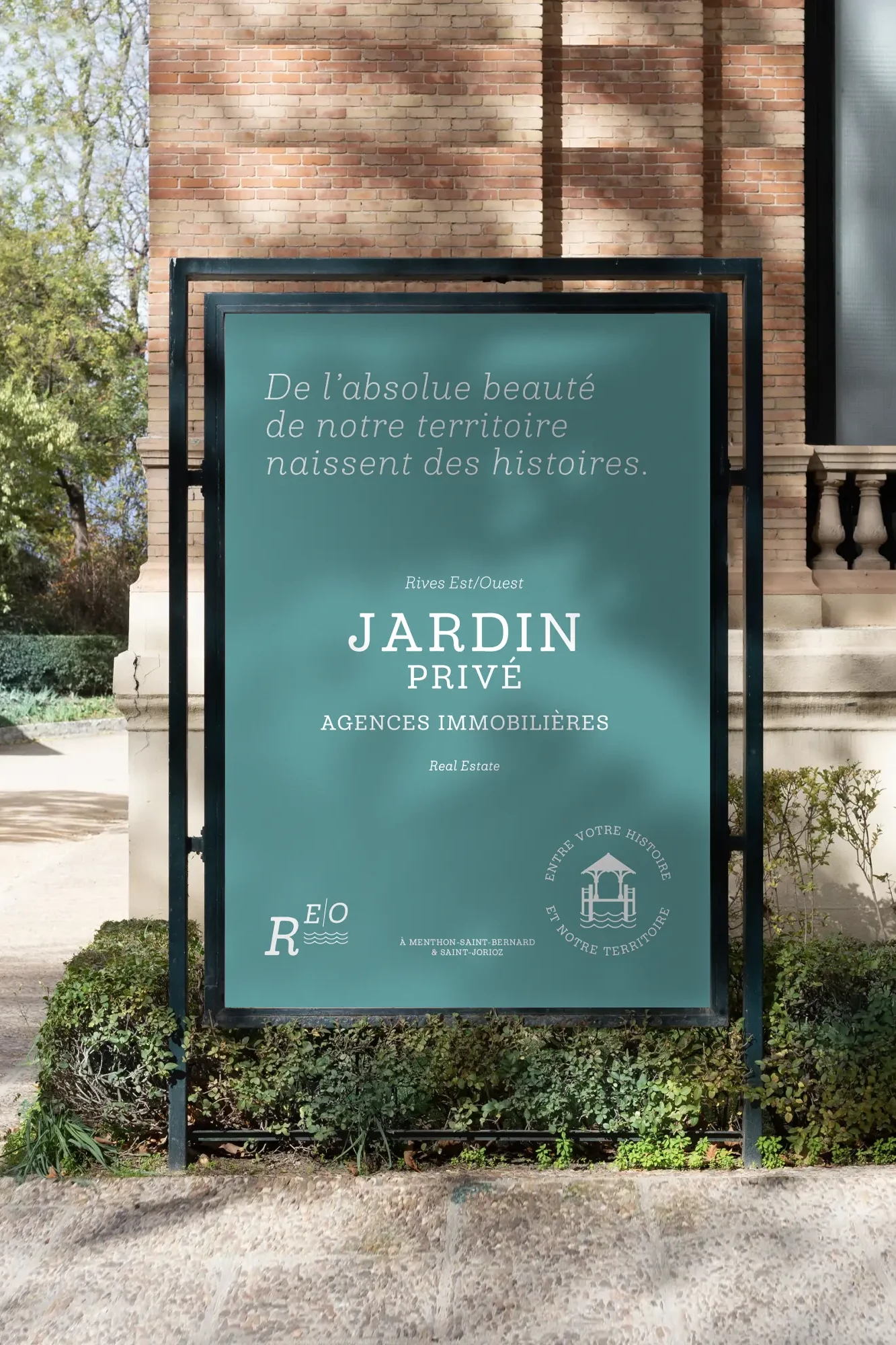 Création d'affiche pour l'agence immobilière Jardin Privé à Annecy par Blue1310, graphiste freelance en Haute-Savoie, mettant en avant une identité visuelle élégante et professionnelle.