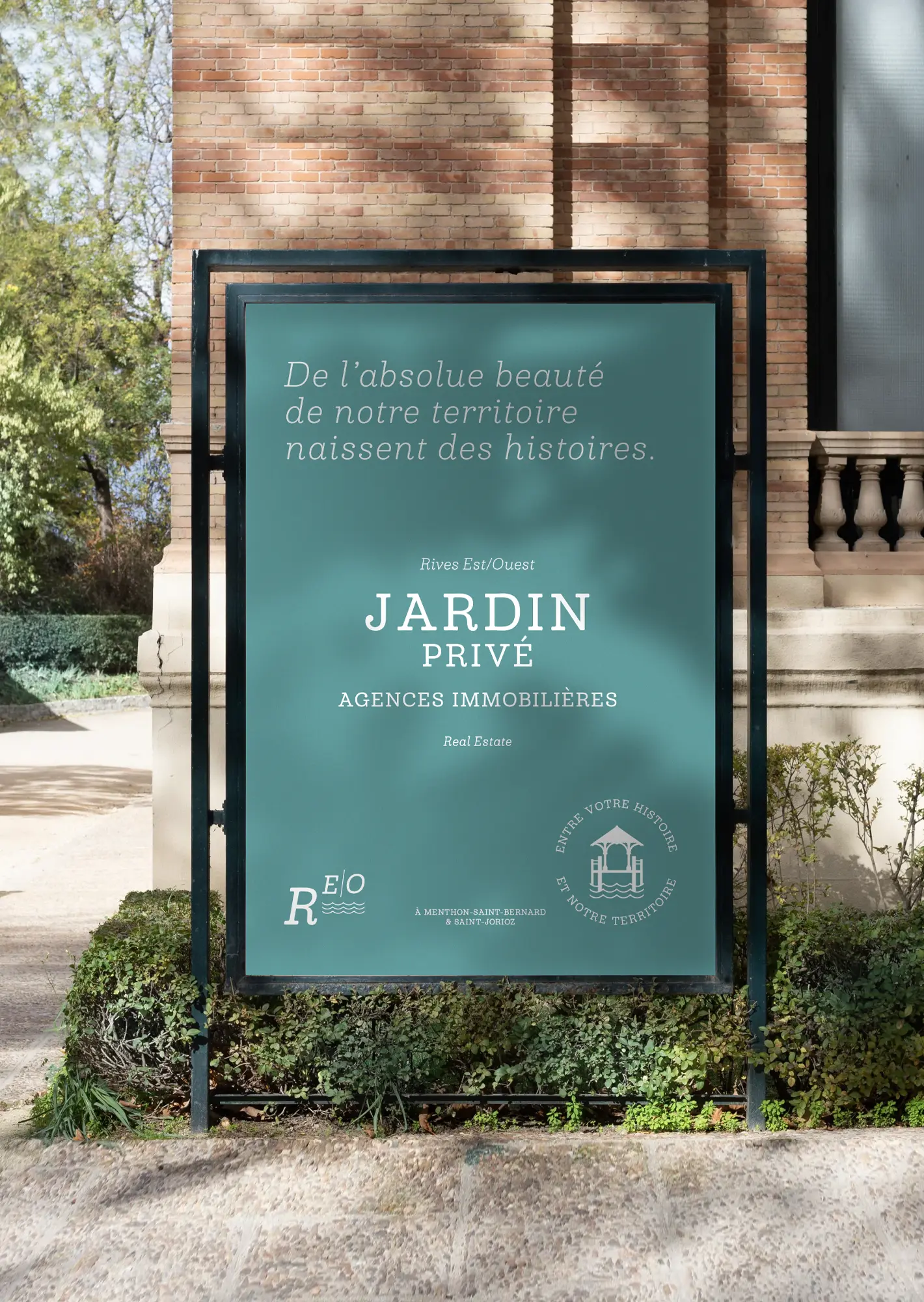 Création d'affiche pour l'agence immobilière Jardin Privé à Annecy par Blue1310, graphiste freelance en Haute-Savoie, mettant en avant une identité visuelle élégante et professionnelle.