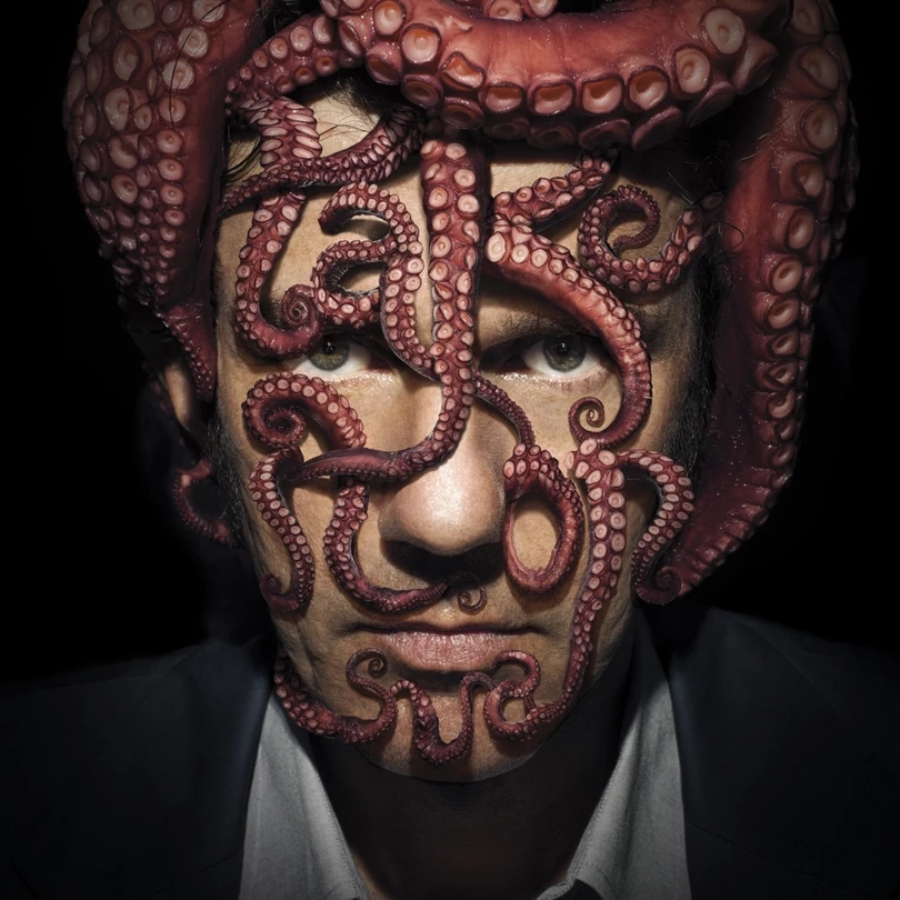 Graphiste création de visuel portrait d'homme en clair obscur avec poulpe sur la t^te. Visuel original